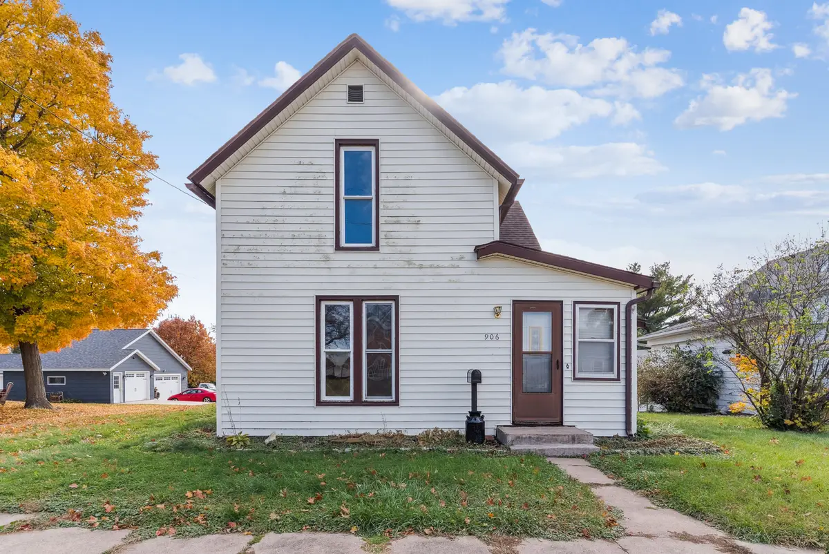 906 E 5th Street, Vinton, IA 52349 - #1