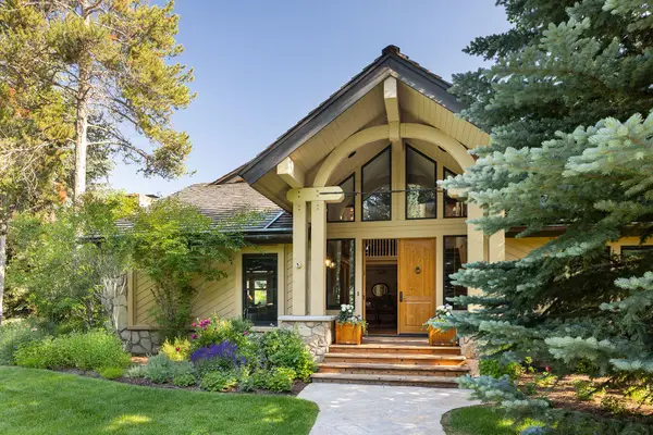 555 S Sandhill Crane Road, Wilson, WY 83014