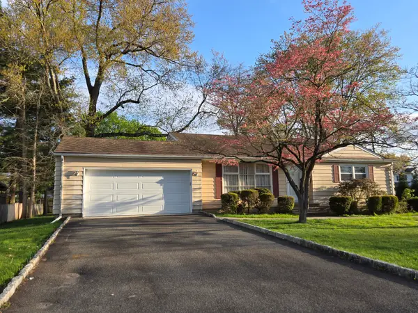11 White Birch Avenue, Pequannock Township, NJ 07444