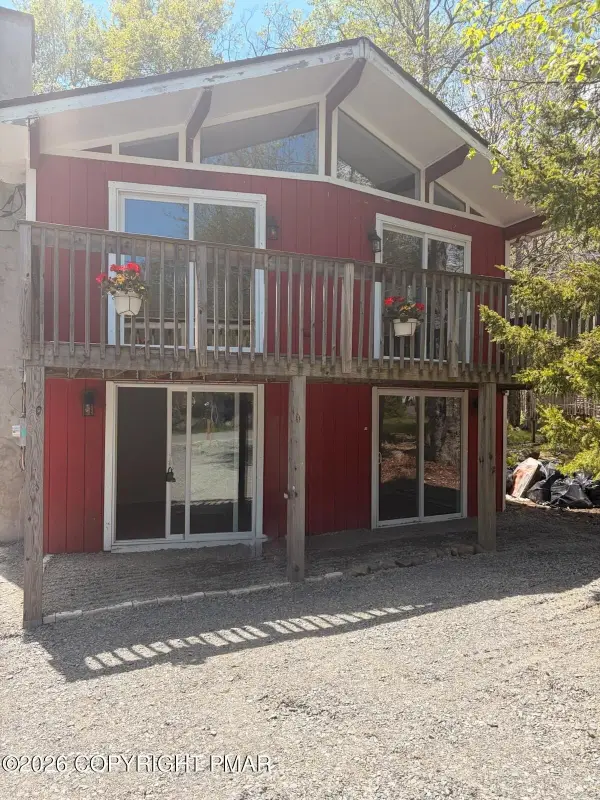 765 Country Place Drive, Tobyhanna, PA 18466