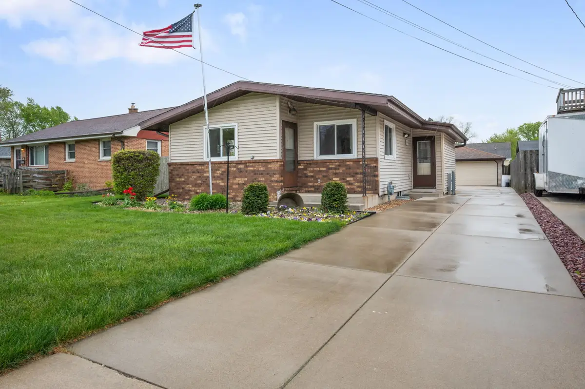 3313 E Mallory Ave, Cudahy, WI 53110 - #1