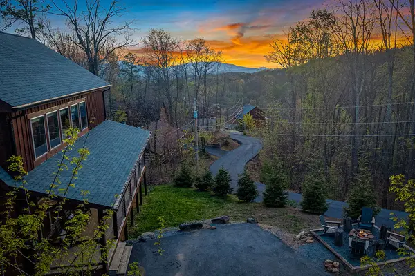 834 Pine Top Lane, Gatlinburg, TN 37738