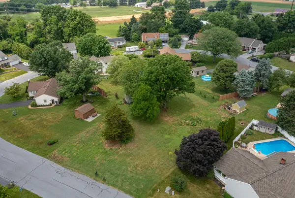 734 Pleasant Dr, NEW HOLLAND, PA 17557