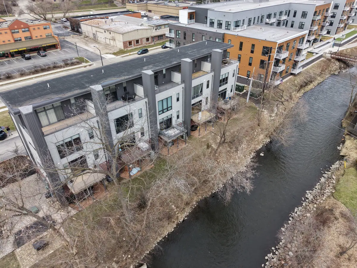 305 Mill Reserve Dr, Waukesha, WI 53188 - #1