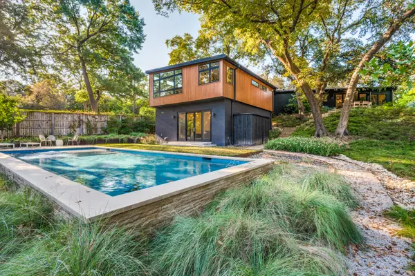 416 Crestwood Drive, Fort Worth, TX 76107