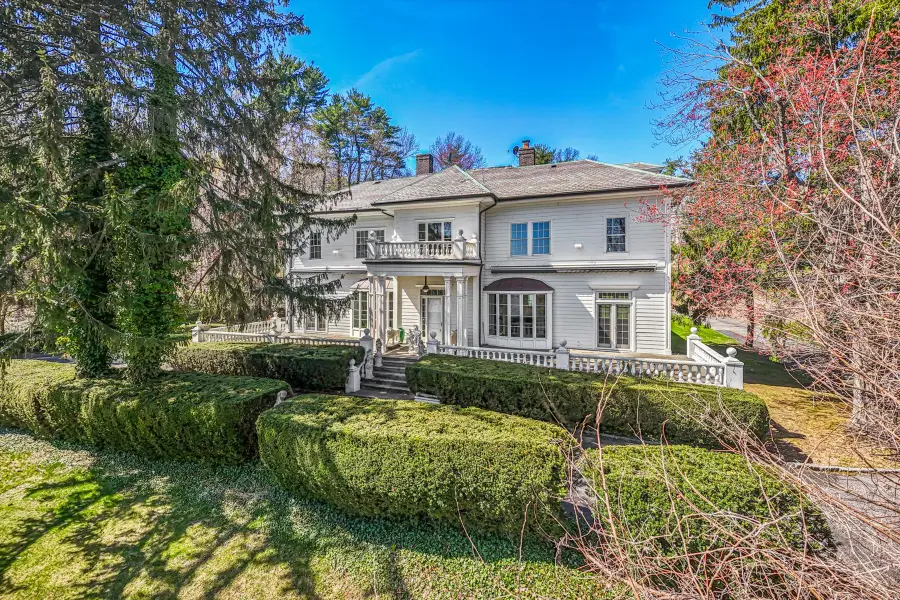 365 E Shore Road, North Hempstead, NY 11023 - #2