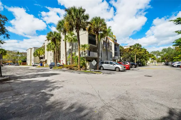 6886 N Kendall Dr #D102, Pinecrest, FL 33156