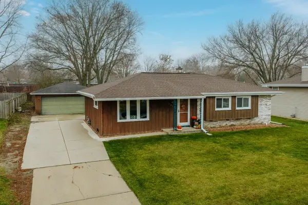 1023 Knollwood Dr, Saukville, WI 53080