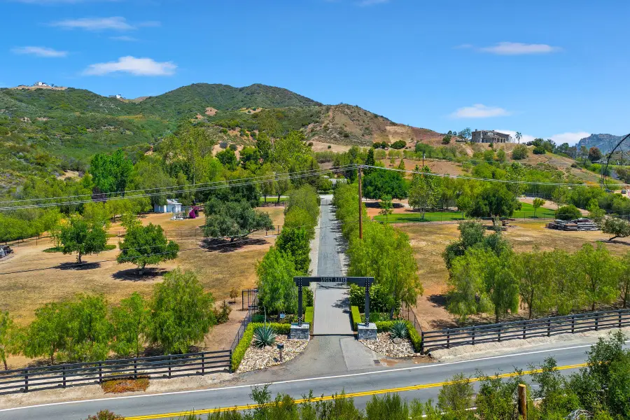 33269 Mulholland Highway, Malibu, CA 90265 - Image #2