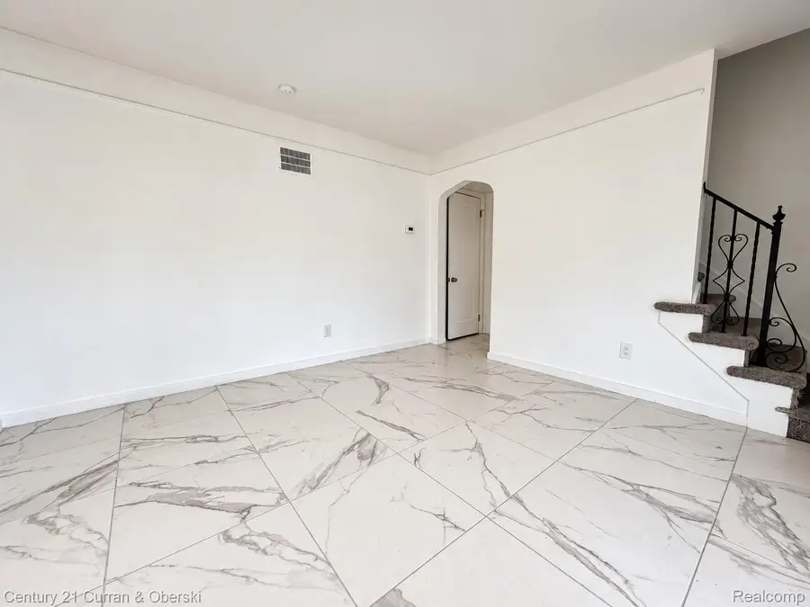 25926 Powers Ave, Dearborn Heights, MI 48125 - #2