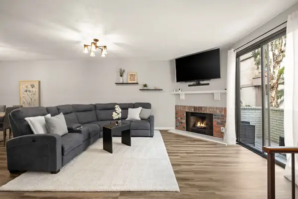 6540 Hayvenhurst Avenue #3, Lake Balboa, CA 91406