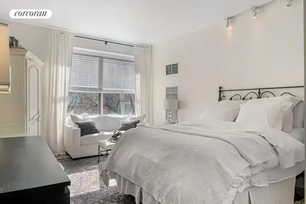 200 E 69th Street #4R, Manhattan, NY 10021