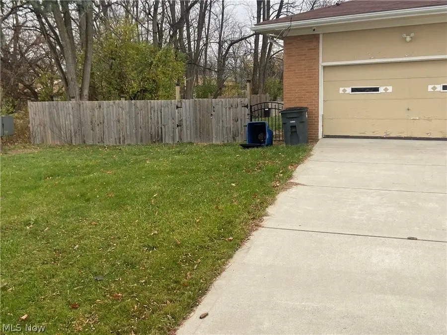 16307 Highview Drive, Cleveland, OH 44128 - #3
