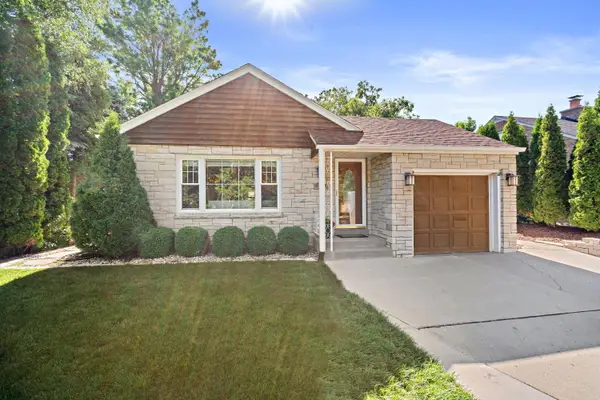 7424 N Santa Monica Blvd, Fox Point, WI 53217