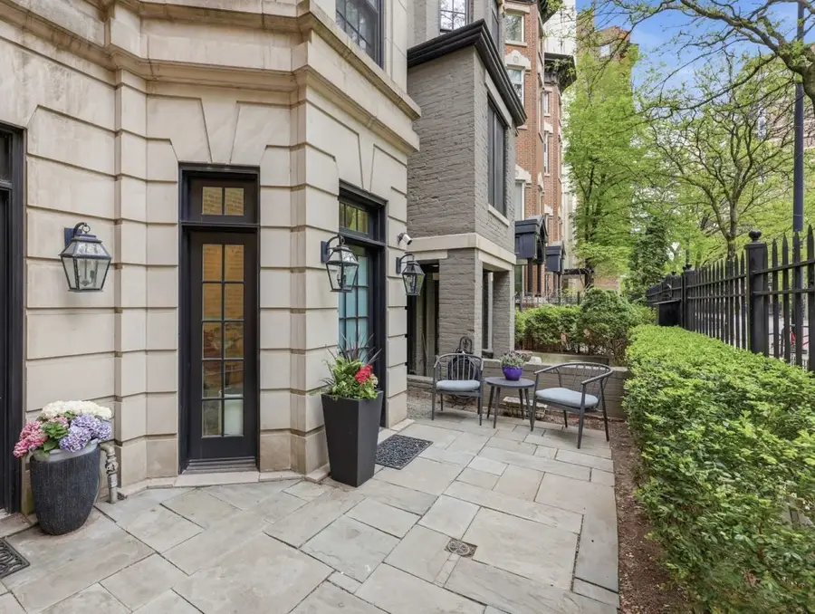 22 E Division Street #1, Chicago, IL 60610 - #3