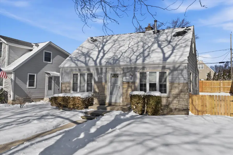 7026 W Dreyer Pl, West Allis, WI 53219 - #3