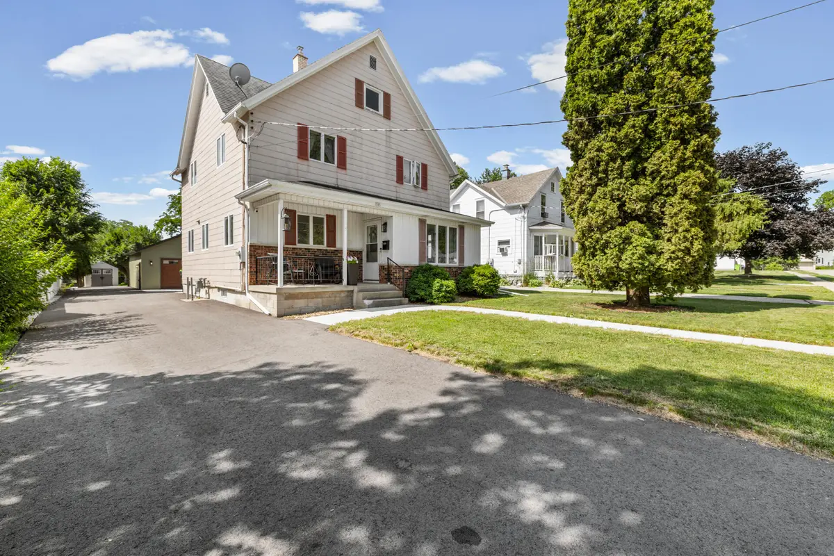 503 Linden Ave, Hartford, WI 53027 - #1