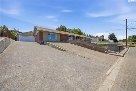 933 Vine Ave, Sunnyside, WA 98944 - #3