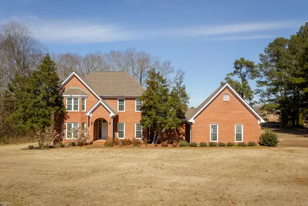 102 W Meadowhill Dr, Florence, AL 35633