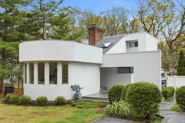 33 Hillside Road, Stony Brook, NY 11790