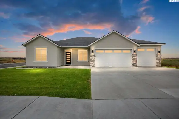 8813 Dusty Maiden Dr, Pasco, WA 99301