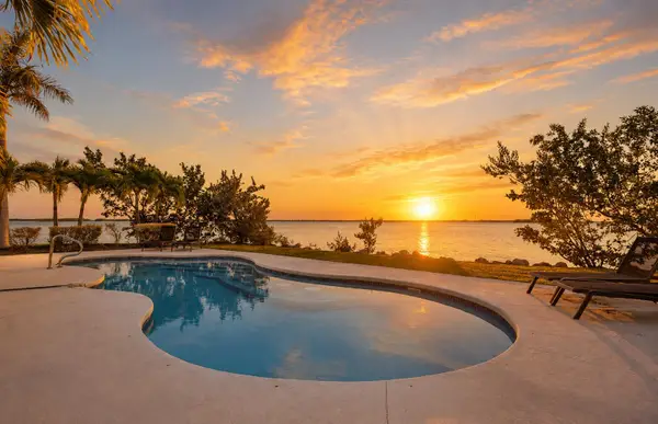 17387 Dolphin Street E, Sugarloaf Key, FL 33042