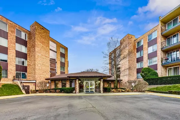 1101 S Hunt Club Drive #204, Mount Prospect, IL 60056