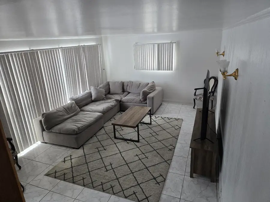 7014 N Kilbourn Avenue, Lincolnwood, IL 60712 - #3