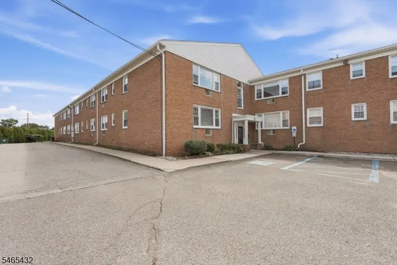 565 Grove St #B4, Clifton, NJ 07013 - #1