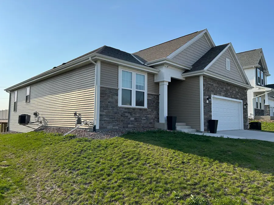 704 River Ridge Dr, Waterford, WI 53185 - Image #2