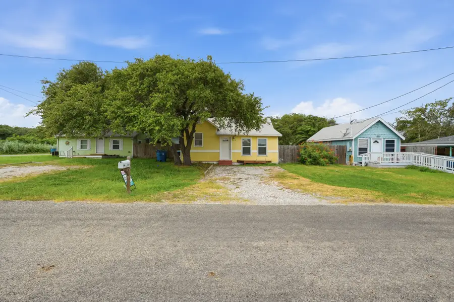 402 E Nopal Street, Rockport, TX 78382 - #2