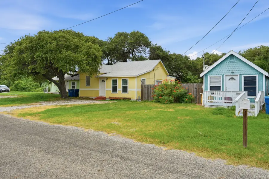 402 E Nopal Street, Rockport, TX 78382 - #3
