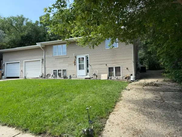 816 Hiawatha St SE, Minot, ND 58701
