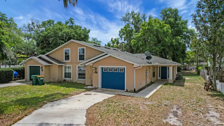 305 W Fountain Street, Fruitland Park, FL 34731 - #2