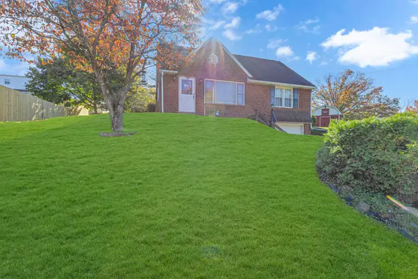 1774 Woodside Dr, Ambridge, PA 15003