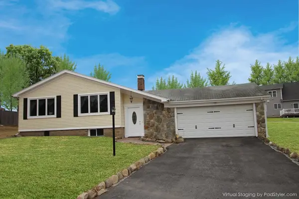 4 Sherwood Ln, Smithfield, RI 02828