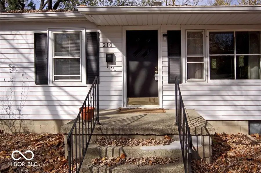 210 W Sycamore Street, Zionsville, IN 46077 - #3