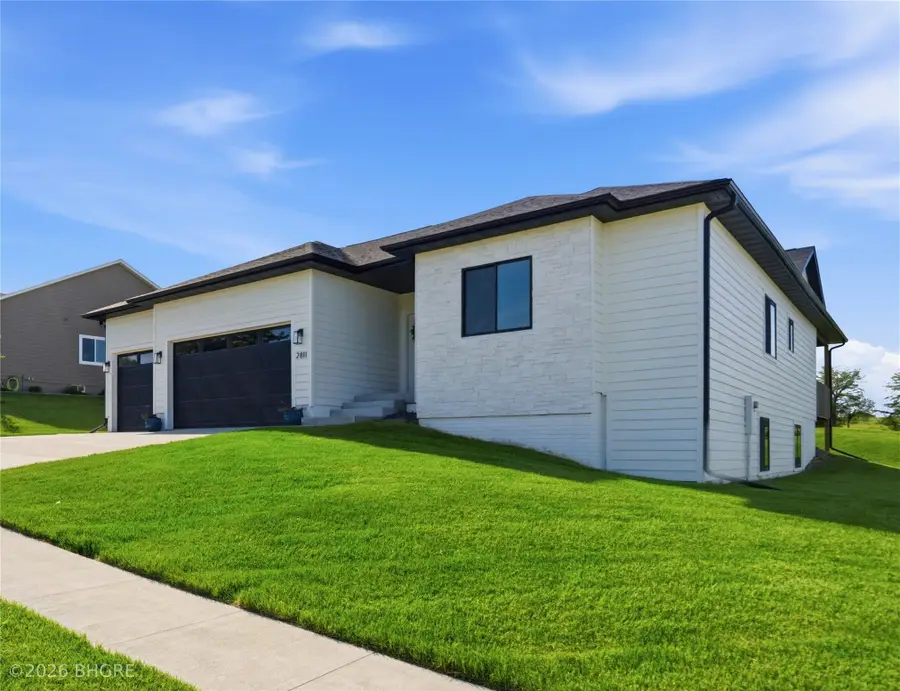 2811 Bos Landen Drive, Pella, IA 50219 - #2