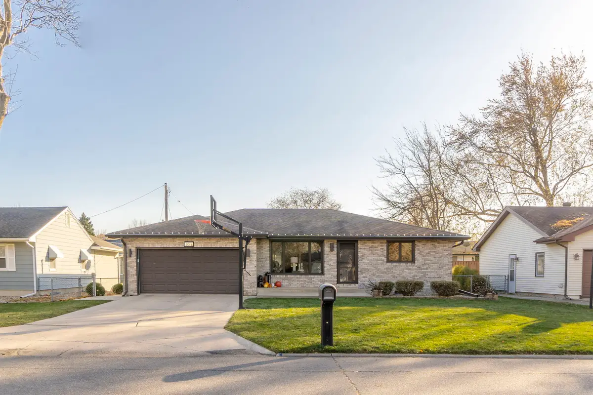 1621 7th Pl SW, Mason City, IA 50401 - #1