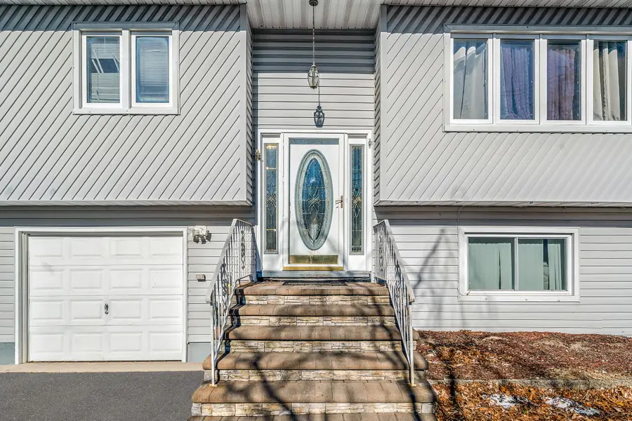 299 Seminole Street, Ronkonkoma, NY 11779 - Image #3