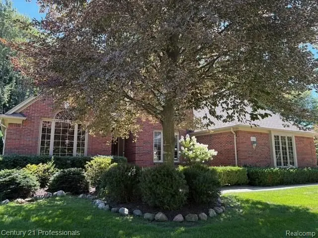 2120 Oakwood Drive, Troy, MI 48085 - Image #2