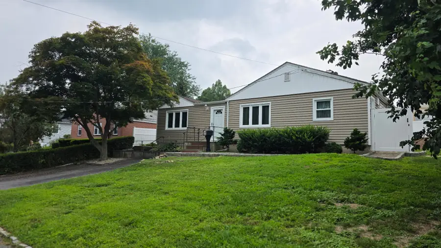 28 Roundhill Dr, Yonkers, NY 10710 - #3
