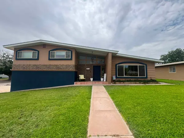 2911 Mountain View Dr, Carlsbad, NM 88220