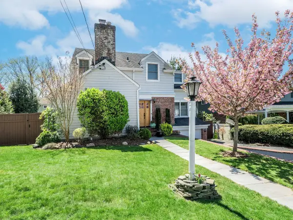 61 Cleveland Avenue, Glen Head, NY 11545