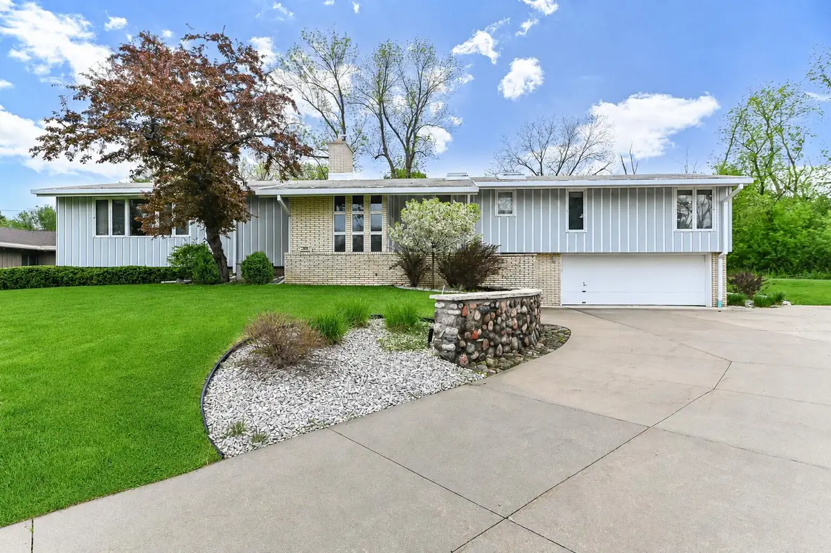 301 W Indian Creek Ct, Fox Point, WI 53217 - #1