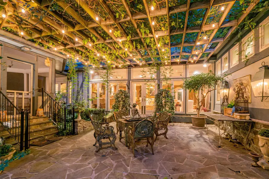 10205 Cedar Pond Dr, Vienna, VA 22182 - Image #2