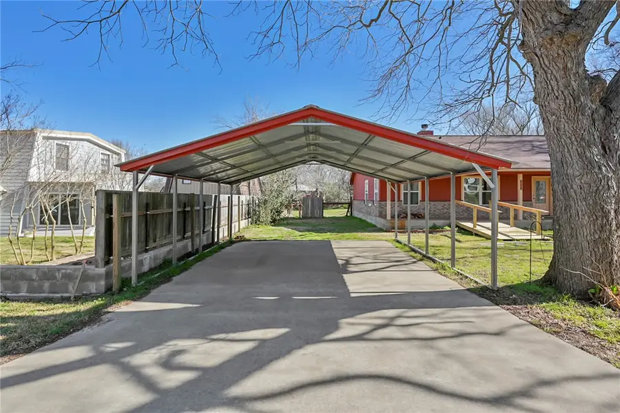 102 N Moore Street, Caldwell, TX 77836 - Image #2