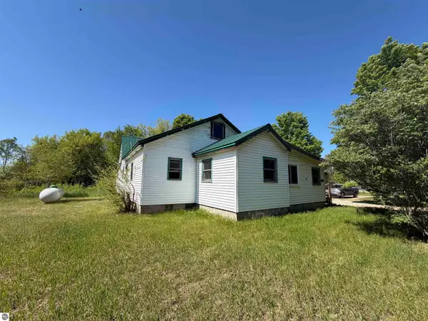 9359 Valley Road, Nw, RapidCity, MI 49676