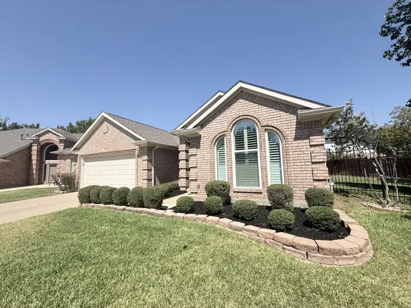 2749 Crystal Glenn Circle, Hurst, TX 76054
