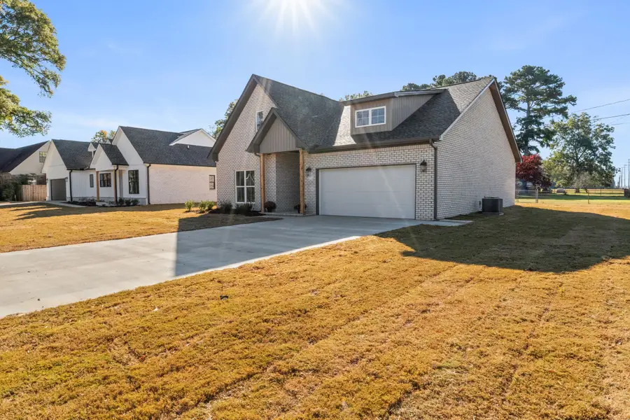 106 Jefferson Ave, Muscle Shoals, AL 35661 - Image #2